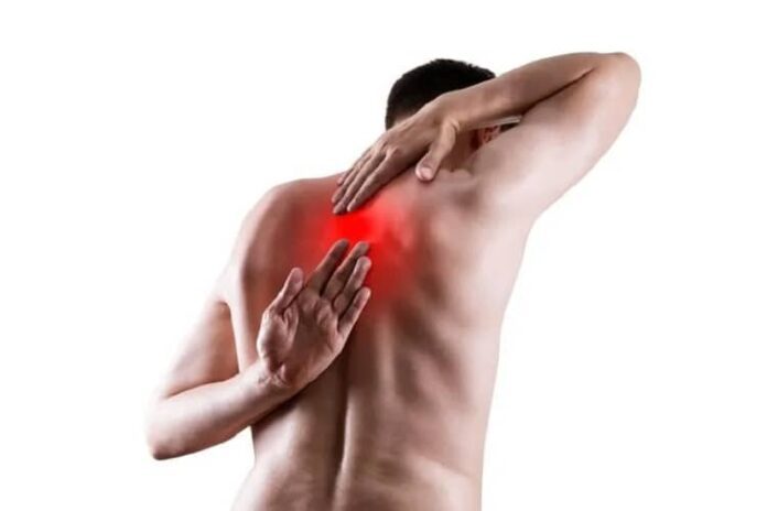 علت سوزش بین کتف ها از چیست؟ علت ها، ارتباط با گردن و روش های درمان